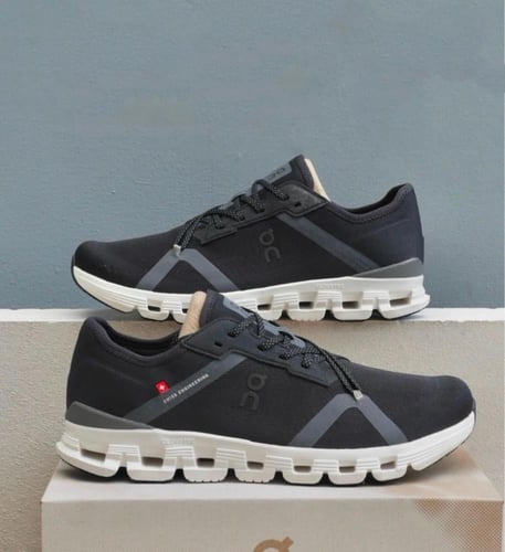 حذاء الجري كلاود x4 باللون الأسود للجنسين