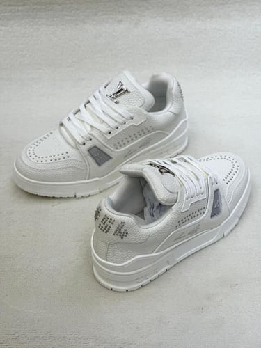 سنكر لويس فيتون رجالي لون أبيض سبور رياضي