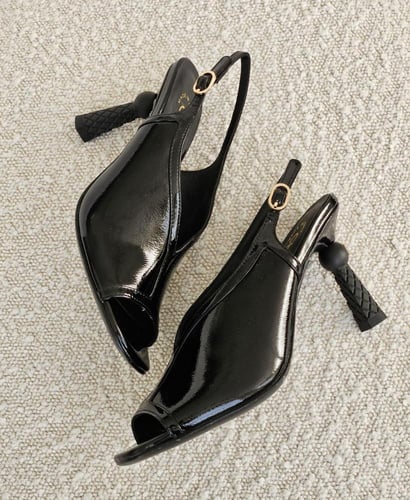 صندل لامع شانيل بحزام خلفي لون اسود