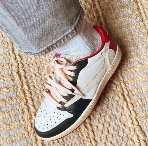 حذاء ترافيس سكوت إكس إير جوردان 1 لو - شيكاغو بولز