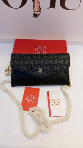 كارولينا هيريرا كلتش أسود بسلسلة ذهبية طبعة لوجو