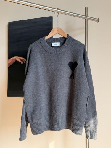 سويتر أمي باريس للنساء بلون رمادي وشعار قلب مطرز