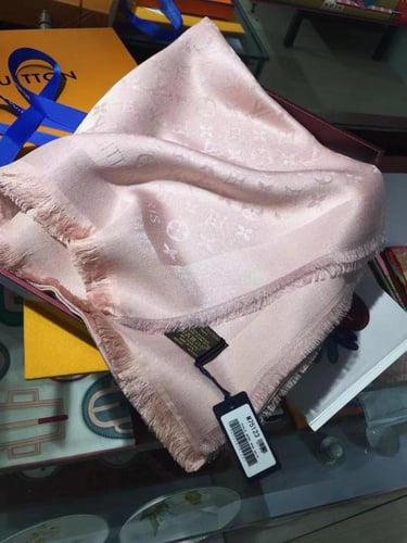 شال أنيق ناعم لويس فيتون سيلك كلاسيك مونوغرام لايت...