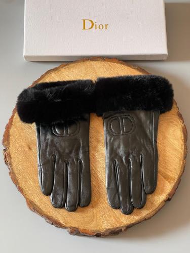 قفازات جلد نسائية ديور فاخرة لون أسود مزينة بفرو