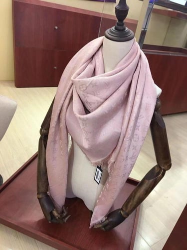 شال أنيق ناعم لويس فيتون سيلك كلاسيك مونوغرام لايت...