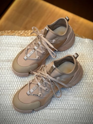 سنيكرز ديور رياضي نسائي لون بيج