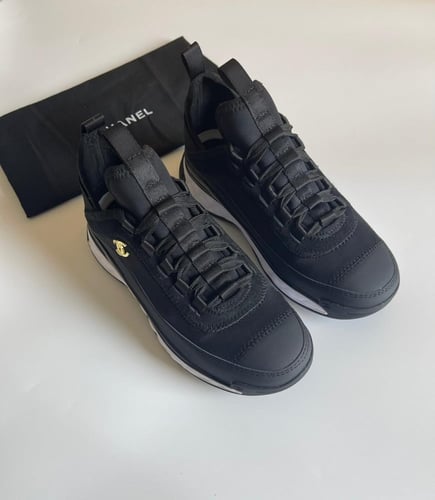 حذاء مميز من شانيل لون أسود مع أبيض وشعار جولد سوب...