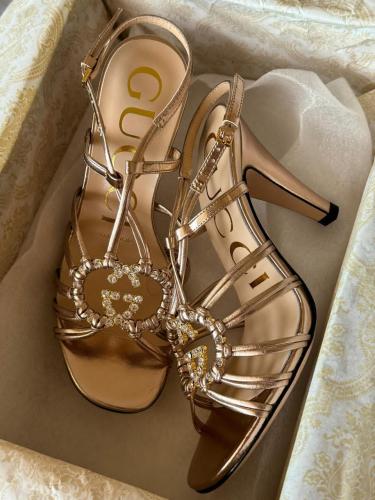 صندل كعب عالي مريح للنساء من جوتشي بحزام خلفي ذهبي