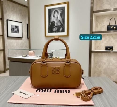 حقيبة يد صغيرة ميو ميو اركادي بلون كراميل