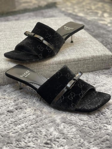 صندل نسائي أسود مخملي قوتشي كعب منخفض