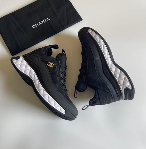 حذاء مميز من شانيل لون أسود مع أبيض وشعار جولد سوب...