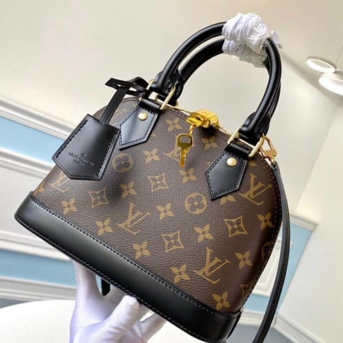 شنطة يد لويس فيتون