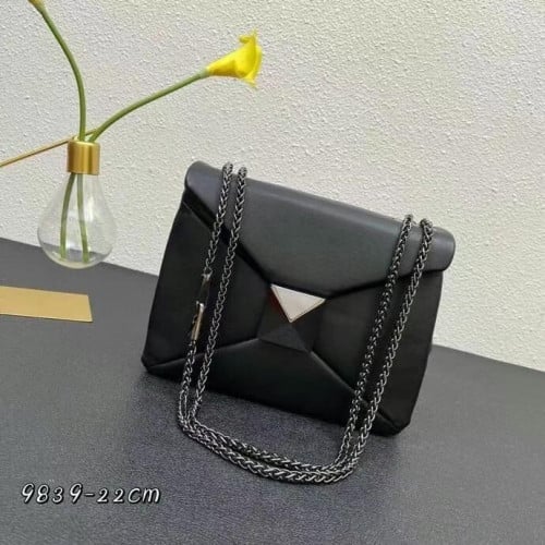 شنطة كتف فالنتينو غارافاني ون ستود جلد نابا أسود ف...