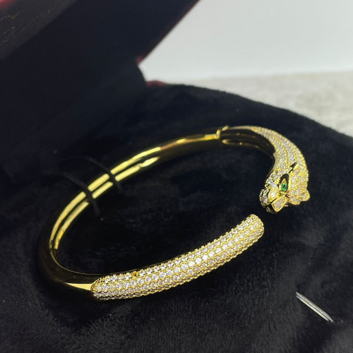 سوار ذهبي فاخر من كارتير مع تطريز ستراس راقي