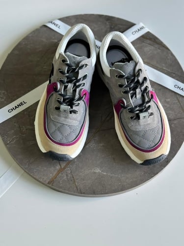 سنيكر راقي شانيل للنساء لون بيج مع بنفسجي