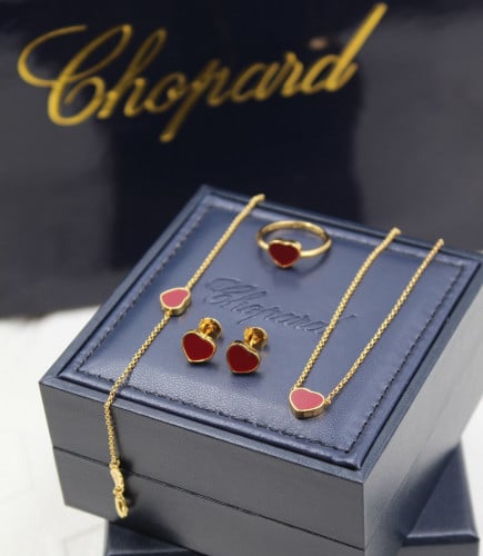 مجموعة أكسسوار تشوبارد 4 قطع - جولد مع قلب وردي