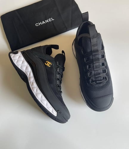 حذاء مميز من شانيل لون أسود مع أبيض وشعار جولد سوب...