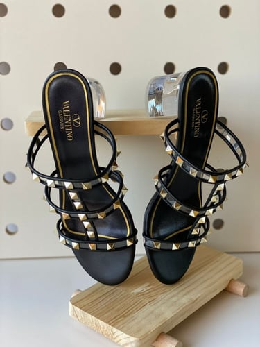 صندل فالنتينو روكستود جلد أسود ماستر مرصع ذهبي