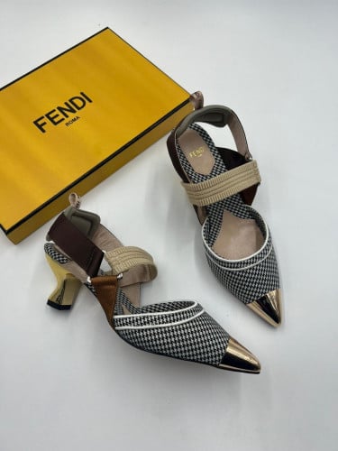 صندل فيندي بكعب نسائي نقشة أبيض أسود مقدمة مدببة ذ...