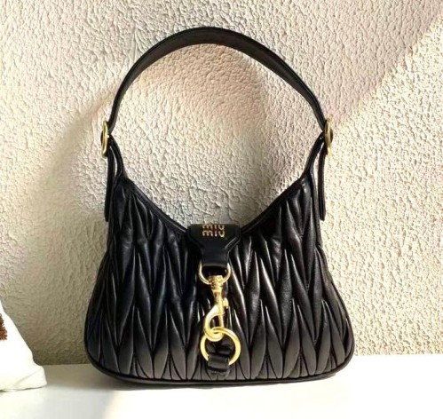 حقيبة نسائية ميو ميو Matelassé لون أسود مشبك دهبي