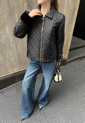 سترة لويس فيتون منتفخة مونوغرام أسود مزينة بفرو عل...