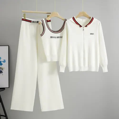 طقم رياضي ميوميو توب وجاكيت وبنطال باللون الأبيض