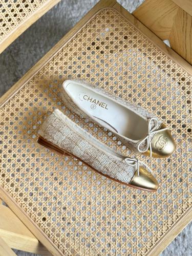 باليرينا شانيل نسائية قماش وجلد لون ذهبي مزينة بعق...