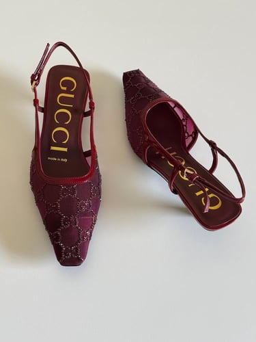 صندل قوتشي كعب متوسط مزخرف بشعار جوتشي لون أحمر