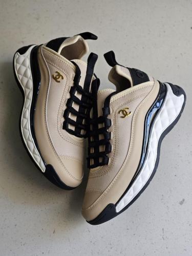 سنيكر رياضي شانيل شوز لون بيج أنيق برباط أسود