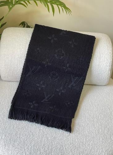 وشاح رقبة شتوي لويس فيتون نقشة مونوغرام لون أسود