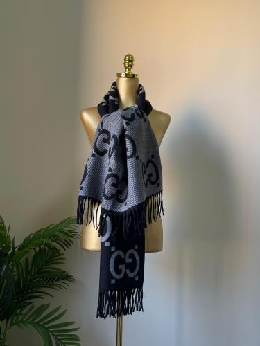 وشاح ذو وجهين قوتشي جاكار نقشة GG لون أسود ورمادي