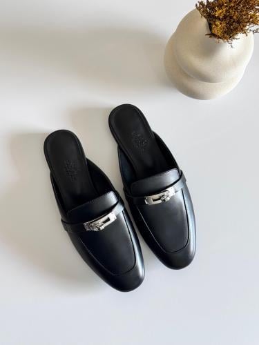 شبشب إيرمز نسائي أوز مغلق جلدي لون اسود