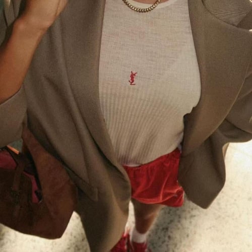 توب رياضي للنساء سانت لوران بلون ابيض شعار أحمر