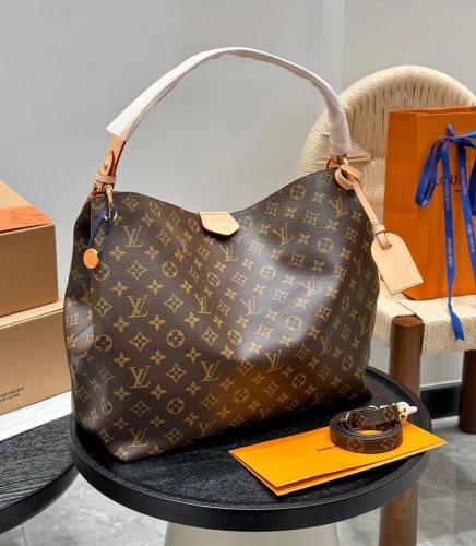 شنطة كبيرة لويس فيتون تشيك بورد مونوغرام بني وعسلي