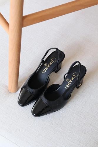 حذاء جلد بكعب متوسط شانيل تويد لون اسود بحزام مطاط