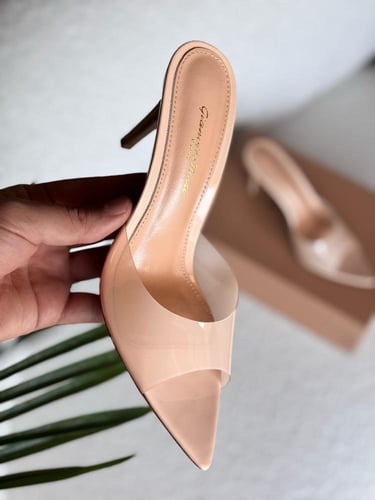 هيلز كعب عالي رفيع جيانفيتو روسي بلا حزام بلون بيج