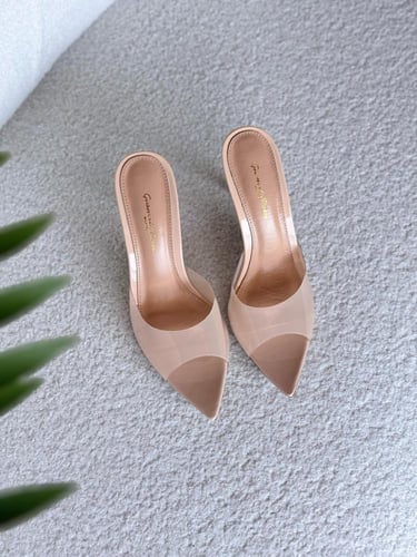 هيلز كعب عالي رفيع جيانفيتو روسي بلا حزام بلون بيج