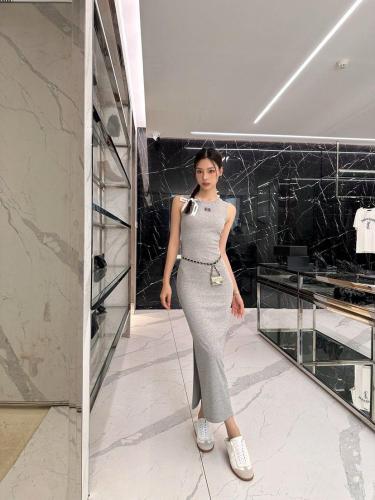 فستان بدون أكمام لويفي لون رمادي سبور