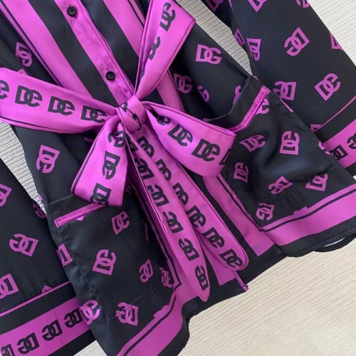 سيت نسائي دولتشي اند غابانا قميص وبنطال طبعة لوجو...