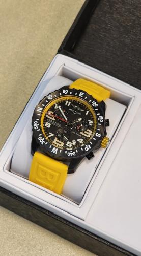 ساعة بريتلينغ رجالية سوبر أوشن بلون اصفر