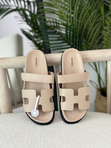 صندل هيرميس شايبر رجالي جلد أملس لون بيج