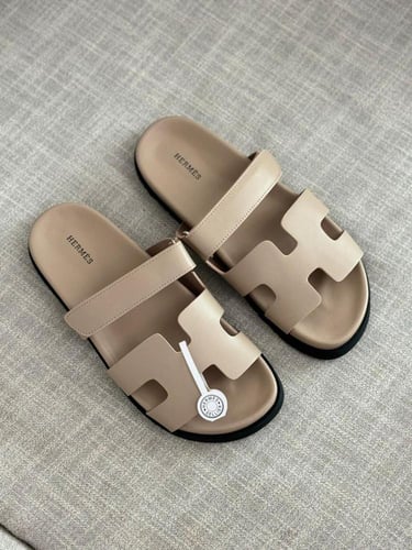 صندل هيرميس شايبر رجالي جلد أملس لون بيج