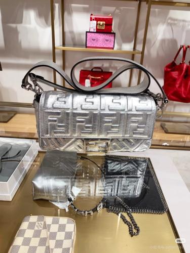 حقيبة فيندي صغيرة باغيت نمط FF لون ميتاليك سيلفر