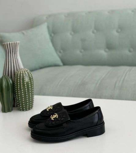 شوز لوفر جلد أسود مبطن من شانيل قفل دائري ذهبي