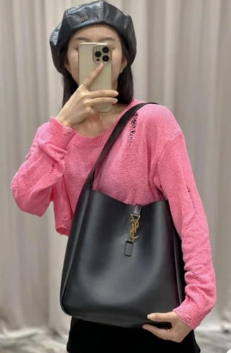 حقيبة من الجلد للنساء من سانت لوران لون اسود أنيق...