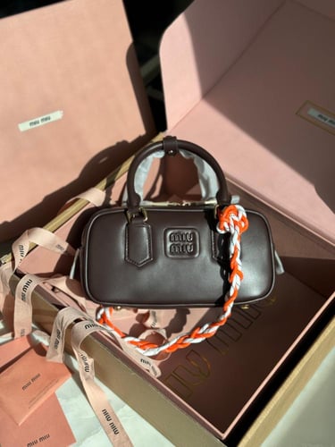 شنطة جلد ميوميو اركادي لون بني داكن بمقابض علوية