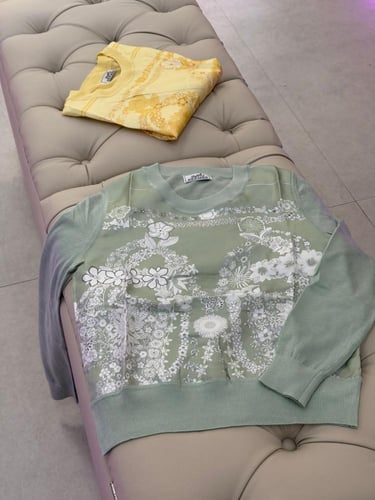 سويتر نسائي ايرميز لون أخضر أنيق بنقشة زهور بيضاء