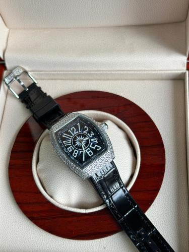 ساعه نسائيه فرانك مولر V32 لون أسود فاخرة