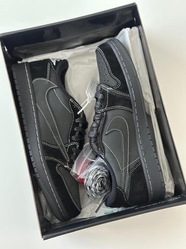 نايكي ايرجوردن لو1 × ترافيس سكوت بلون أسود داكن