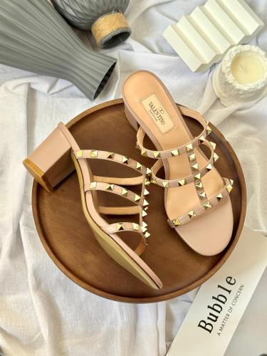 صندل بكعب عريض فالنتينو روكستاد بلون بيج مرصع روكس...